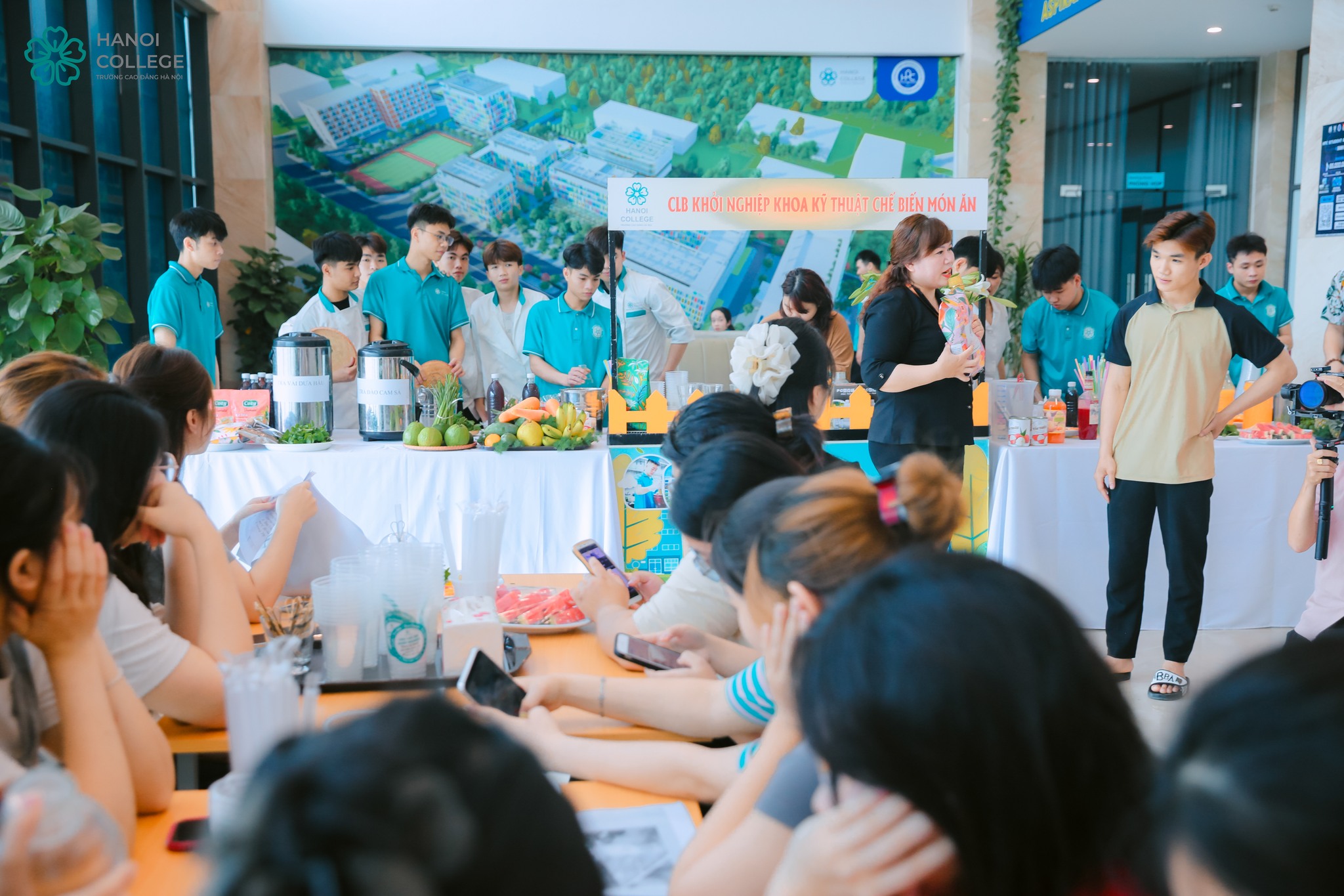 Một trong những mô hình đào tạo tiêu biểu tại Cao đẳng Hà Nội do cô Phạm Thúy Đạt khởi xướng là Câu lạc bộ Khởi nghiệp