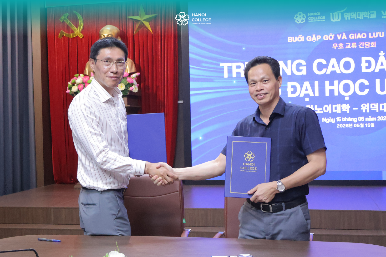 Đại diện hai trường chụp ảnh lưu niệm thể hiện tình hữu nghị và sự gắn kết bền vững giữa hai nền giáo dục