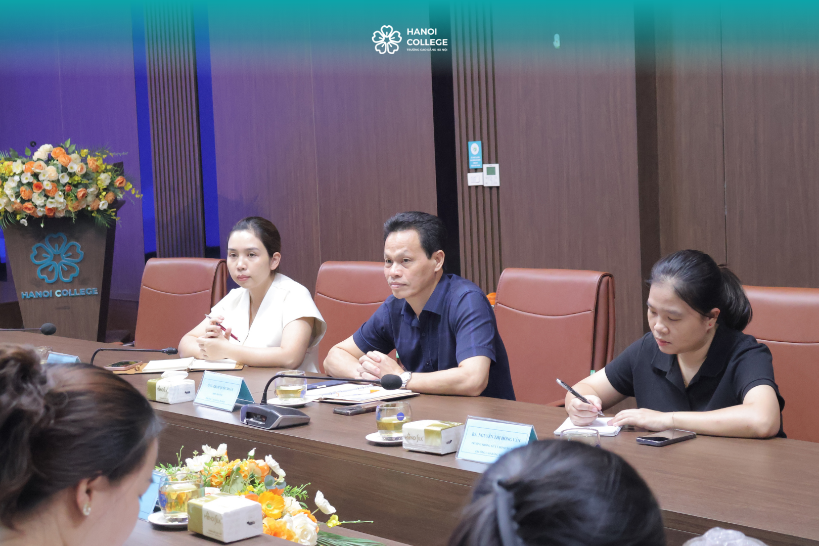 Đại diện Ban Giám hiệu và lãnh đạo các phòng, ban Trường Cao đẳng Hà Nội (HNC)